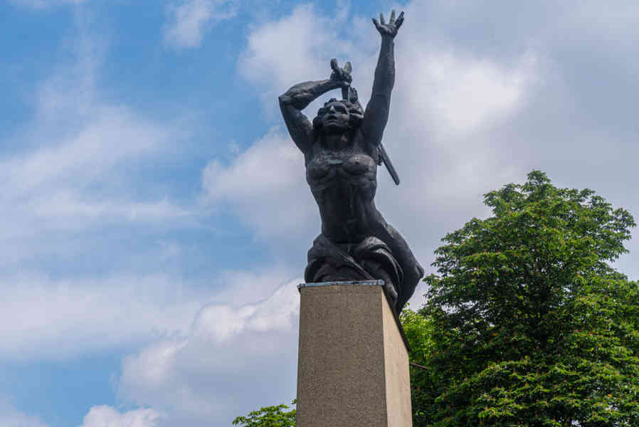 Polonia - Varsovia 096 - monumento a los Héroes de Varsovia.jpg